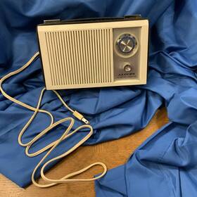 8s71b Lloyds Rare Mid-century White Portable Transistor Radio Solid State Works