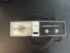 9j45g-108a Lloyds Vintage Solid State 2 Speaker Clock Radio Model Tested Works