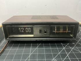 J615-175b Lloyds Vintage Am / Fm Digital Flip Clock Radio Model For Parts