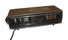 Jj-6491 Lloyds Vintage Flip Dial Alarm Am / Fm Digital Clock Radio Model