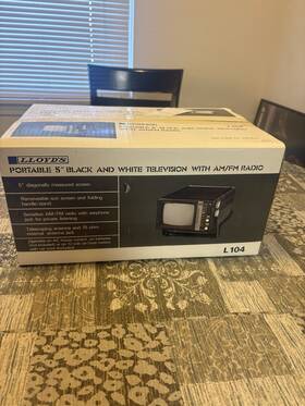 L104 Lloyds Lloyd S Television 5 Inch Tv Fm/am Model 1984 Vintage Brand New