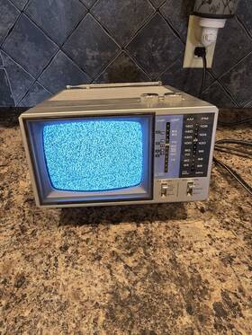 L105 Lloyds Tv Am/fm Radio