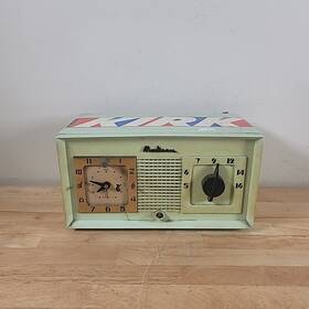 940-au Madison Vintage Seafoam Green Clock Radio For Parts Or Repair