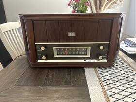 0fm022 Magnavox Am/fm Radio Works Walnut Finish. Very Good Conditions