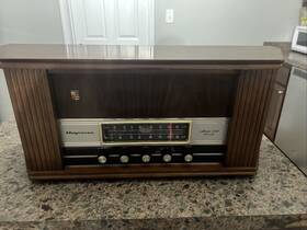 1r1726 Magnavox Am/fm Radio Works Walnut Finish. Very Good Conditions