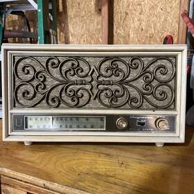 1r1727 Magnavox Vintage Rare Radio Model In Working Condiiton Loud And Clear