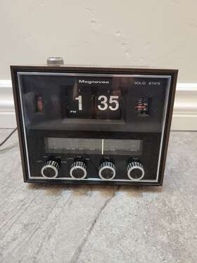 1r1782 Magnavox Vintage Model Alarm Flip Clock Am-fm Radio Works Great