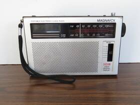 90as108 Magnavox Vintage 1980s Portable Am/fm Clock Radio Model #108