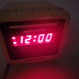 D3530 Magnavox Cube Dual Alarm Clock And Am/fm Radio Vintage 1987