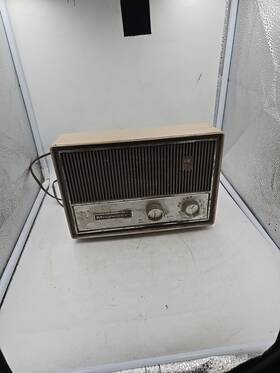 R002 Magnavox Vintage Model Cabana Tube Plastic Radio Powers On For Parts