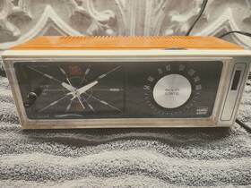 2393 Montgomery Ward Vintage Retro Airline Orange Am Radio Alarm Clock Works Great