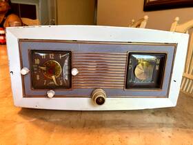 62-145 Montgomery Ward 62-154 Retro Vintage Clockradio Airline Bakelite