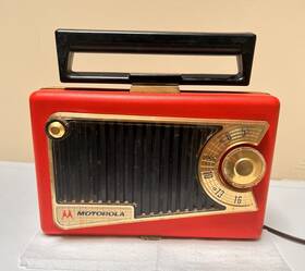 56l2 Motorola Vintage Red Portable Roto-tenna Radio Model Tested Works Video