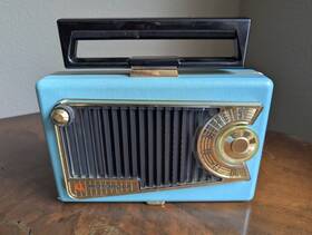 56l4 Motorola Vintage Blue Portable Tube Radio Model Untested