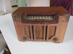 65x13-a Motorola Model Radio Am Broadcast Receiver 1946 Or 1947