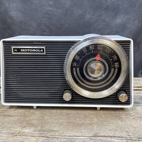 A18w Motorola 1950s - Early 1960s Am Tube Radio Table Top Working See Video