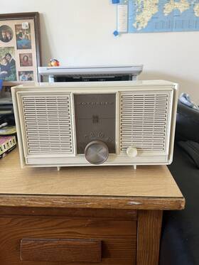 A26w Motorola Vintage 1960s Model Table Am Radio Ivory Mid Century Modern Tested
