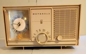 Motorola Ac4bu Vintage Mcm Am Tabletop Radio With Alarm Clock Off White Works
