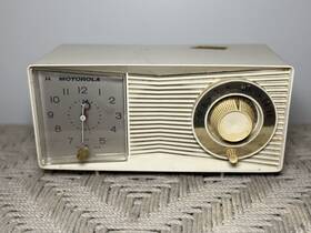 C15w-25 Motorola Vintage 1960 S Plastic Am Clock Radio Model Powers On