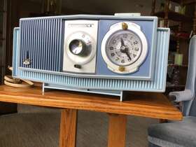 C4b-1 Motorola Vintage Working Tube Type Mid Century Clock Radio With Good Reception