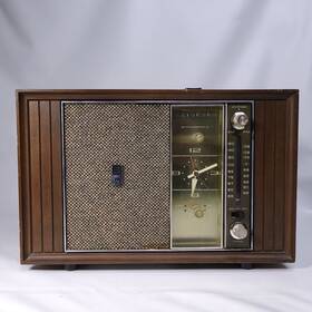 Tc17dw Motorola Vintage 60s Solid State Clock Radio Am/fm Mcm Walnut