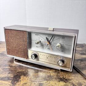 Xc33fw Motorola Vintage Solid State Clock Radio Mode - Light Doesn T Work