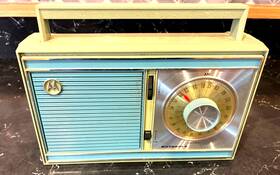 Xp5dl Motorola Vintage 8 Transistor Radio 5858 Powers On Hums Mid Century