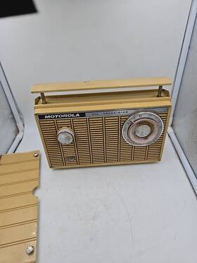 Xt18s Motorola 1960s Model No. Am Radio With Push Button Pop-up Handle