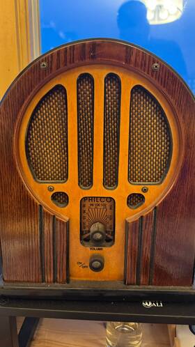 841.206 Philco 1930s Round Cathedral Wooden Radio Reproduction