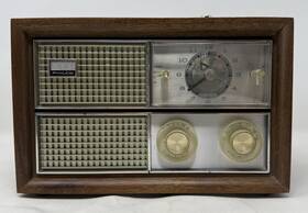 N724-124 Philco Vintage Am Clock Radio - 1960 S Walnut Case Mcm Turns On