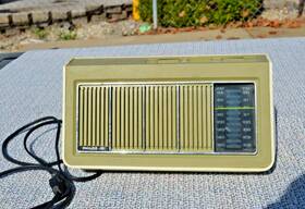 R-417 Philco Ford Corp. Taiwan Radio Model Avacado Green Mcm Retro