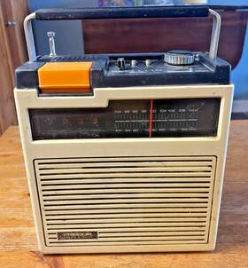 T8500 Precor Vintage Am/fm Radio 8 Track Player Portable Midcentury