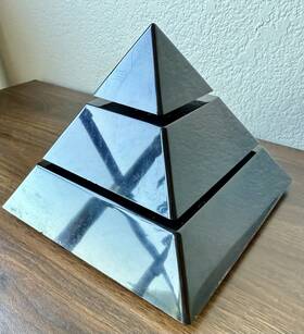543.628 Pyradio Vintage Pyramid Am/fm Radio Retro Rare Collectible