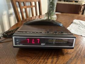 9000r Qt&t Vintage Am/fm Electronic Clock Radio With Phone