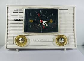 1-rd-53 Rca Vintage White 1962 Victor Model Am Vacuum Tube Clock Radio Sleek