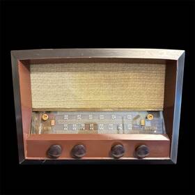 68r3 Rca Vintage Am/fm Radio 1946 Manufactured Walnut Grain Cabinet