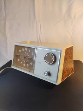 825y Rca Vintage Alarm Clock Radio Woodgrain Am Transistor Electronics Mcm 1960s