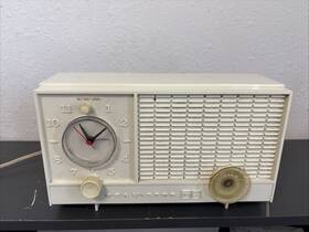 Rfd11v Rca Vintage Victor White Alarm Clock Am Radio - Tested And Working Classic