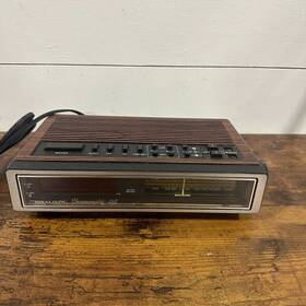 12-1550 Realistic Vintage Chronomatic 243 Model Am/fm Radio Alarm Clock Tested