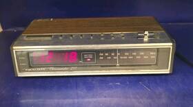 12-1564 Realistic Vintage Chronomatic 257 Model Am/fm Radio Alarm