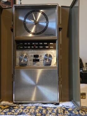 12-605 Realistic Vintage Transitor Am Fm Radio With Mechanical Alarm Clock Rare