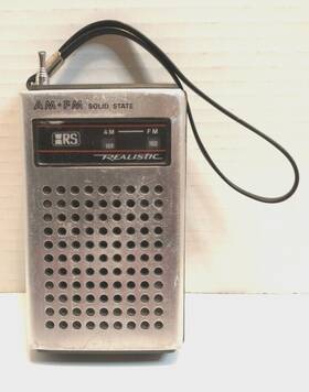 12-609a Realistic Vintage - Am / Fm Portable Radio Uses 9v Battery Tested