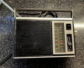 12-672 Realistic Vintage Model Portable Am/fm Radio Ac-battery Tested Works
