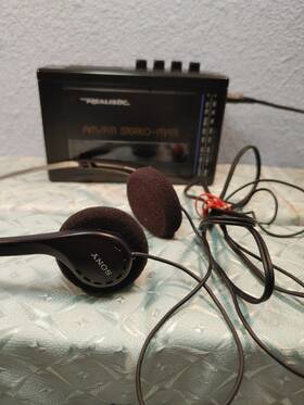 Realistic 14-1073 Am Fm Stereo Mate With Sony Headphones. Tested Both Tape And Radio Work