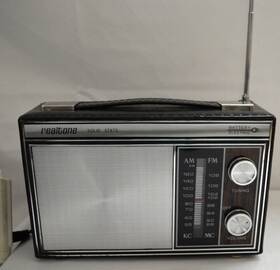 E100542 Realtone Vintage Solid State Battery/electric Portable Radio