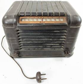 135-101 Regal Vintage Am Tubed Bakelite Radio