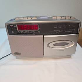 Rm-82 Sanyo Vintage Am/fm Clock Radio Alarm Cassette Player Tested