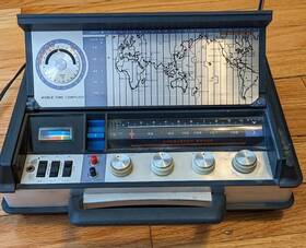 132.22800001 Sears Vintage Com-trek V Five Band Solid State Radio Tested