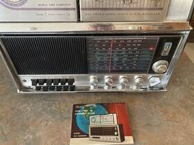 132.2285 Sears Vintage Com Trek Ix Model Am Fm Transistor Radio Vhf Lw Mb Sw