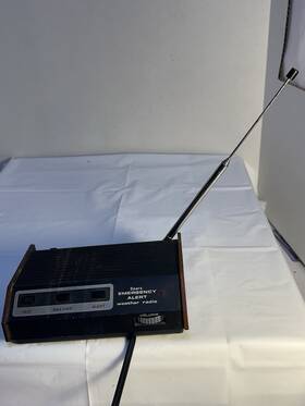 305.39303150 Sears Vintage Emergency Alert Weather Radio Model Powers On